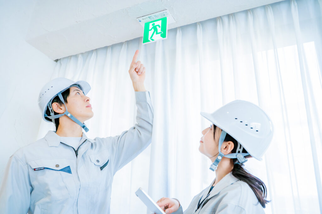 札幌市の晴果防災管理事務所に在籍する女性消防設備士や女性スタッフの室内点検風景。マンションや女性専用施設でも安心してお任せいただけます。